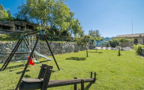 Columpios, tobogán ... jardines con césped